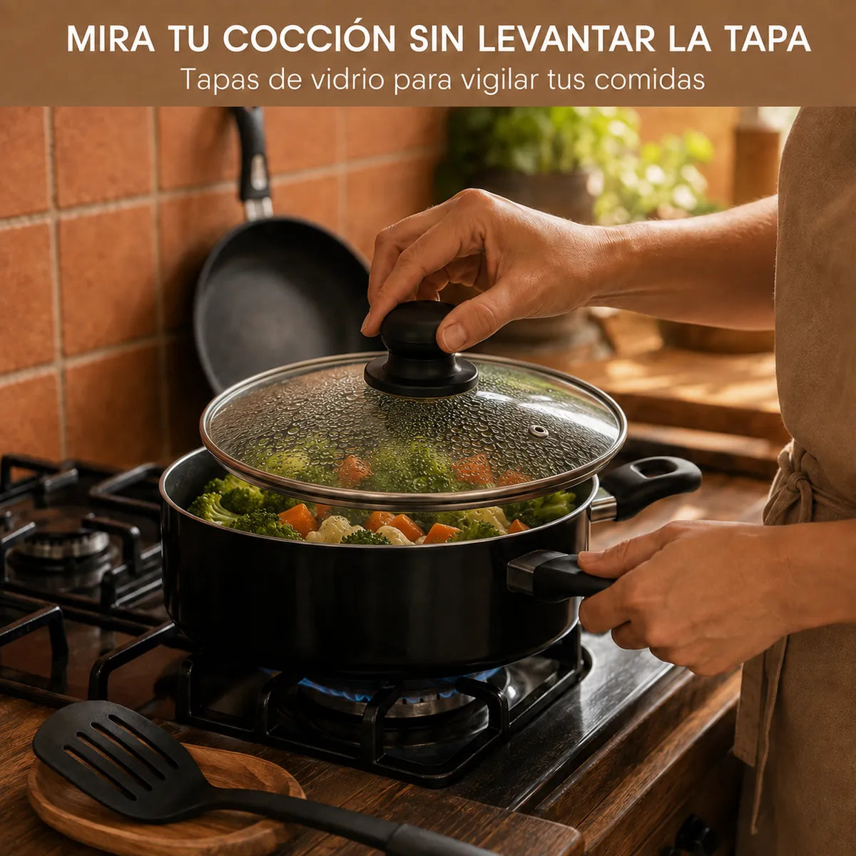 Vista superior del set completo de ollas antiadherentes con utensilios de cocina