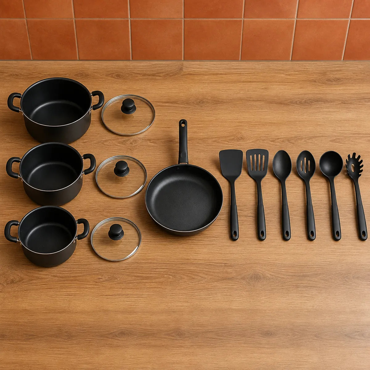 Las 13 piezas del set separadas: 3 ollas con sus tapas de vidrio, sartén y 6 utensilios de cocina